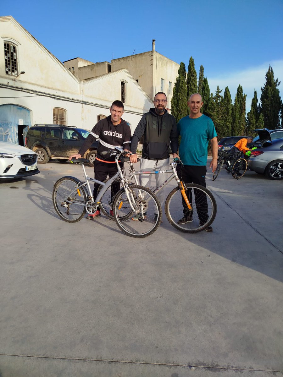 Donaciones de bicicletas para los pueblos afectados por la DANA en Valencia. @pedalea_dana está ayudando a las comunidades afectadas. Han conseguido una nave y un remolque gracias a amigos. Aquí el vídeo en directo de nuestra donación: instagram.com/reel/DCd0lV8th… #DANA #Ayuda