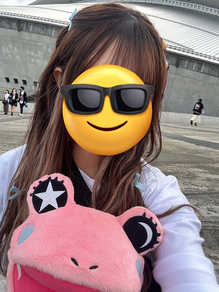 LiSAloveonly's tweet photo. 2日間ずっとモモコといたので離れがたすぎて今も膝の上です🐸🍑🩷

 #LiSAカクテルパーティー https://t.co/7tzZdG2tom