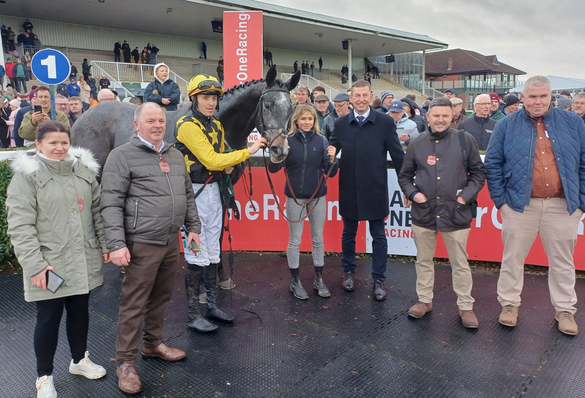 IrishRacing365's tweet photo. Total Look and connections @NavanRacecourse https://t.co/UCPVxOIee0