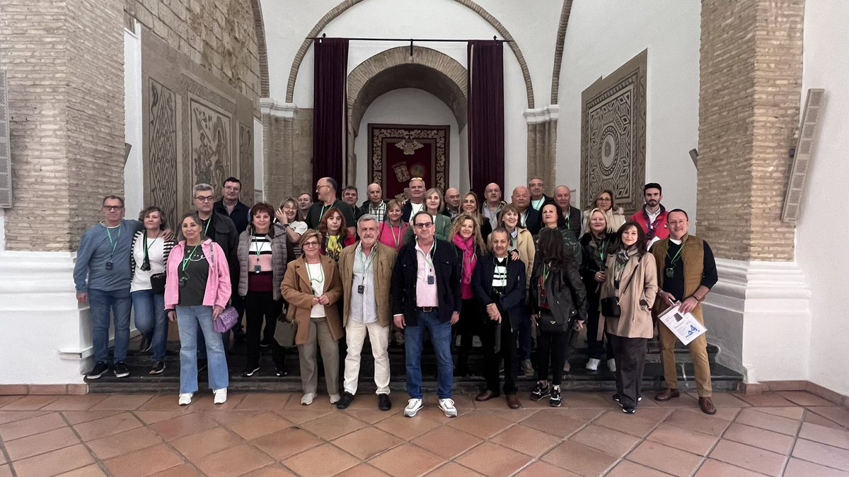 patioexperience's tweet photo. “Queremos agradecer sinceramente a la 43ª Promoción de Ferrocarriles de España por su visita a Córdoba. Nos honra que hayan disfrutado de lugares tan emblemáticos como la Arcaza, los Patios de Córdoba y la majestuosa Medina Azahara. ¡Siempre serán bienvenidos!”🌷😉☺️ https://t.co/3P613fAfef