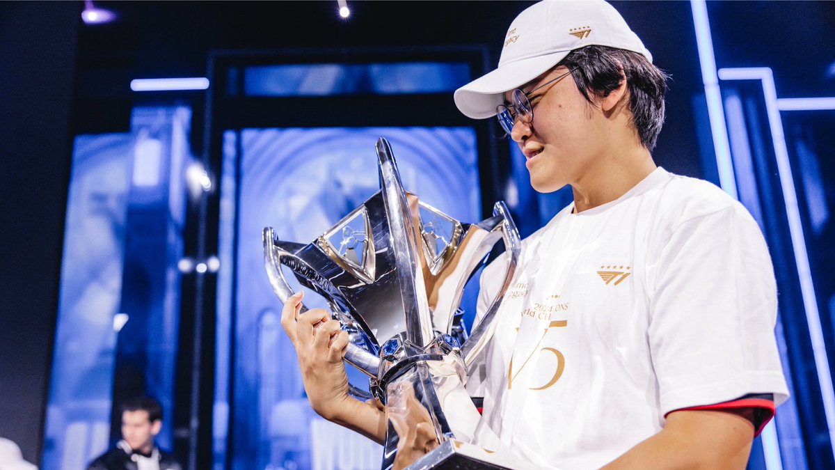 Sheep_Esports's tweet photo. [OFFICIAL] Botlaner Gumayusi 🇰🇷 re-signs with T1 for the 2025 season, as announced by the organization. #LCK @holysquad_fr https://t.co/PqcI3wiiEm