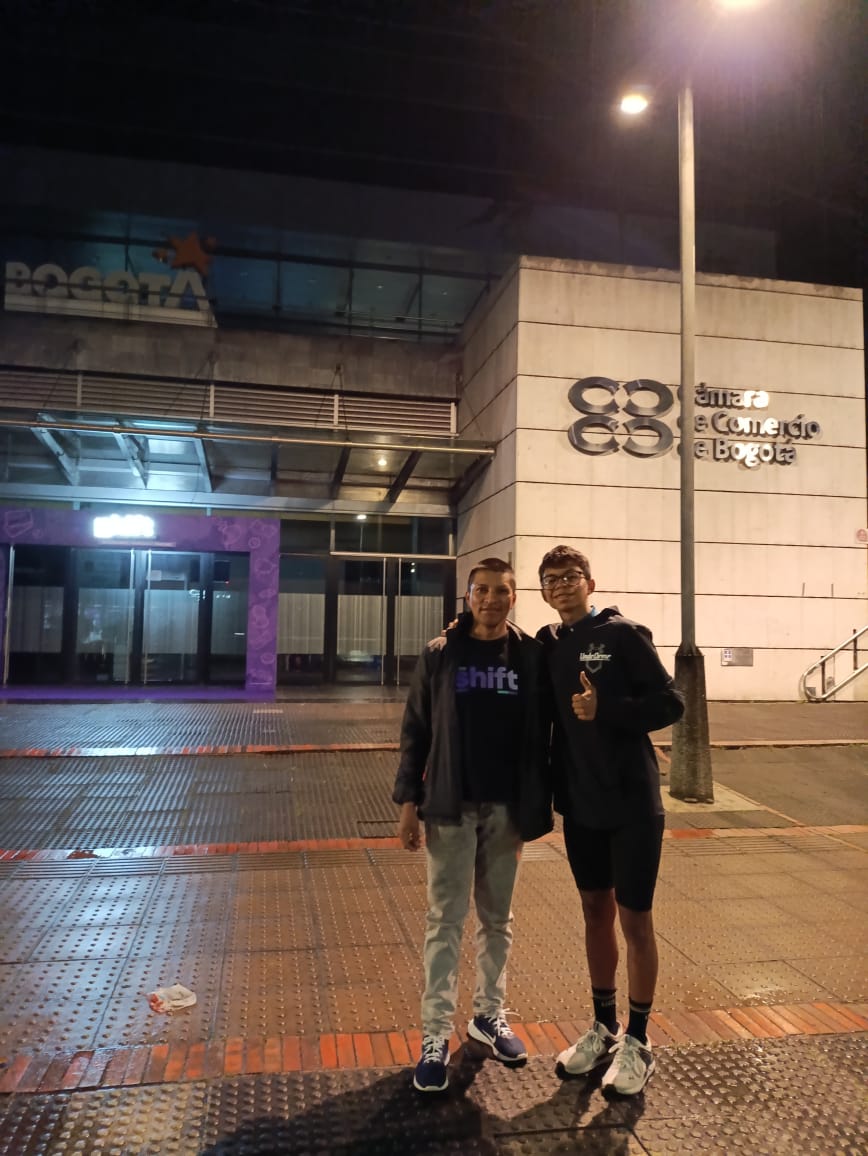 CharlesRevelo's tweet photo. @HyenukChu @somoscdi Cuando @HyenukChu llevaba su pedal a fondo 🏎️en el desarrollo de #SHIFT2024 bota está perla🤯 "El día que pierdes la vergüenza dejas de perder las oportunidades" 🤯 y ese es el mensaje que se capta🚲 🕔 Gran evento que renueva objetivos y motivación con compromiso 💚🔥💚🔥💚 https://t.co/AOUvd1MEp5