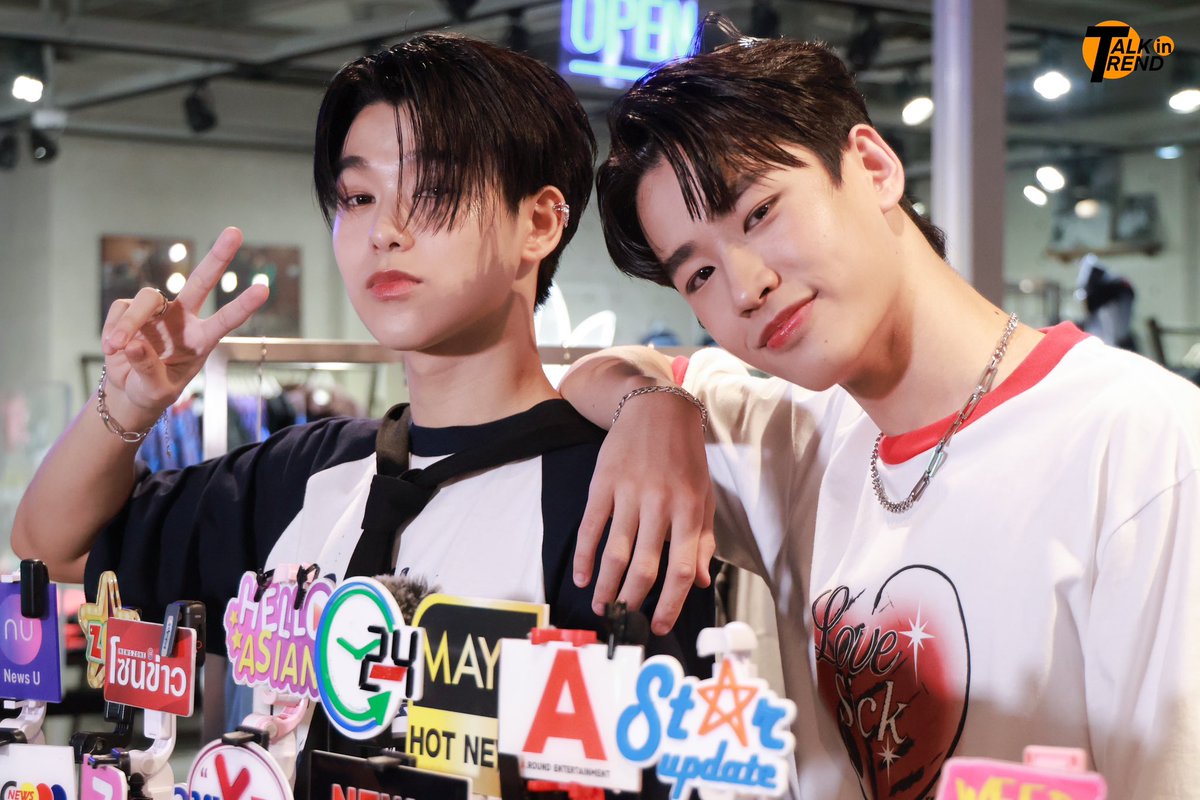 TalkinTrend's tweet photo. "กฤษฎิ์-ภพ" ในงาน Component POP UP Store กับคอลเลคชั่นสุดพิเศษ Component X Lovesick2024 🤍💙

#krmjtc #ppophs
#Lovesick2024
#COMPONENTxKRITPHOP
#SiamCenter 
#Component24FW
#AbsoluteSiamStore
#AbsoluteSiamStorexComponent https://t.co/gIOCoq1so0