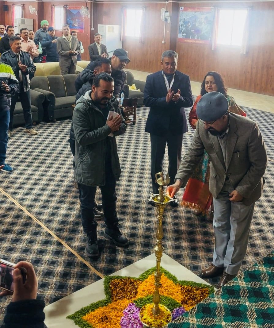 EarthNewsLadakh's tweet photo. Under the aegis of Project Vijayak, Team Stringmo and Roma Bahl today organized an inspiring art exhibition, which was inaugurated by Chairman/Chief Executive Councillor, LAHDC, Kargil, Dr. Mohd Jaffer Akhoon.
#teamstringmo
#romabahl
#projectvijayak https://t.co/jQrVtGESFL