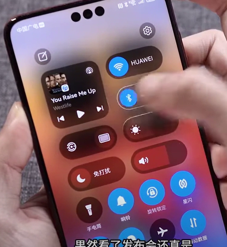 LivingInHarmony's tweet image. HarmonyOS 5 lighting effects system wide, across lock screen, lock screen immersion mode, control panel and AI Life system application, even 3rd party app developers can implement too
#HarmonyDesign #HarmonyOS5 #HarmonyOS #OpenHarmony #NextLevel #harmoniousaesthetics