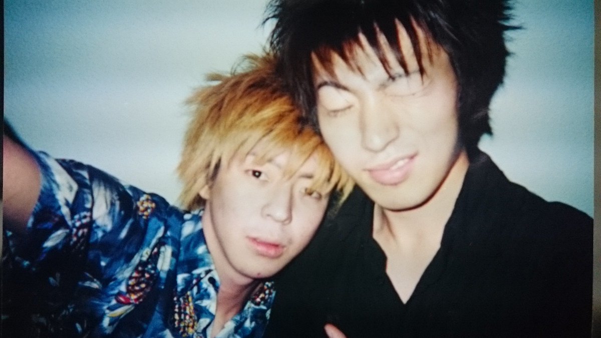 mitsuru_bass's tweet photo. 遂に明日！
K‘sの29才をお祝いするZE！
出演者がHとLしかいない！！
ひっさびさだが難曲新曲もぶっ込みます
写真は19才くらい時の私とヤギ
そして実家にあったさくちゃんのドラクエ3です
LARKっぽいLARK？の出番は19:40くらいから https://t.co/HGC0YPjOxm