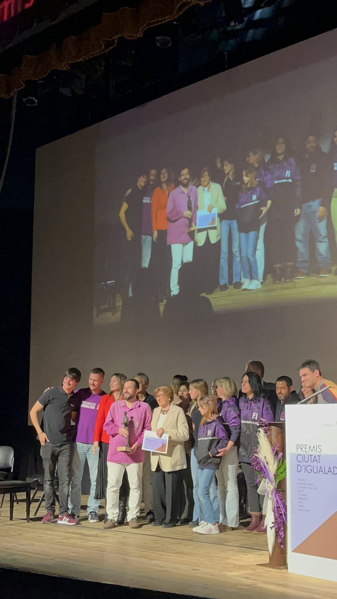 El premi al compromís social i cívic Mossèn Josep Còdol és per als <a href="/moixiganguers/">Moixiganguers d'Igd</a> que entregaran íntegrament el premi a la Nova Muxeranga d'Algemesí, que ha perut tot el seu material amb els efectes de la DANA. 
#PremisCiutatIgualada24