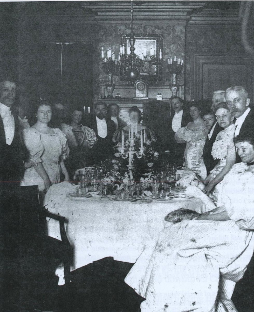 312GildedAge's tweet photo. 🌹✨ Around 1900, 14 elegantly dressed diners, including Marshall Field (seated 4th from right), enjoyed a feast. Behind the hostess, the butler presided over the grandeur. 🏛️ From Prairie Avenue Servants, relive Victorian opulence! 🥂 #GildedAge #ChicagoHistory #MarshallField https://t.co/zIuPgQtvBK