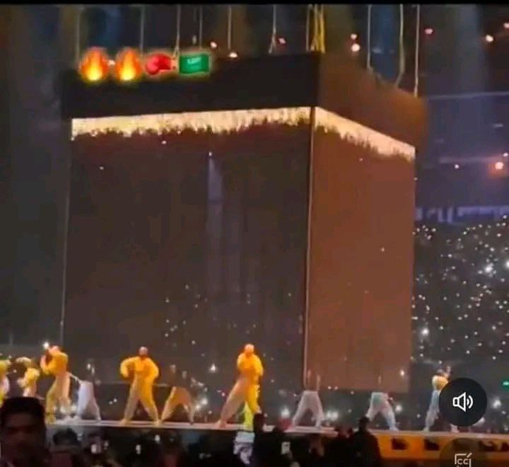 لم يكتفوا بإحضار العاهرات ليثبتوا للعالم تقدُّمهم وتحضُّرهم، بل أحضروا لهن مجسم للكعبة المشرفة ليطفن حوله ليثبتوا للعالم تنجُّسهم وتعفُّنهم!! إلى أين تسير السعـ ـودية؟!! إلى الهاوية لا محالة، فسبحانه يمهل ولا يهمل.. (وأملي لهم إن كيدي متين)، 
(فليضحكوا قليلاً وليبكوا كثيراً)