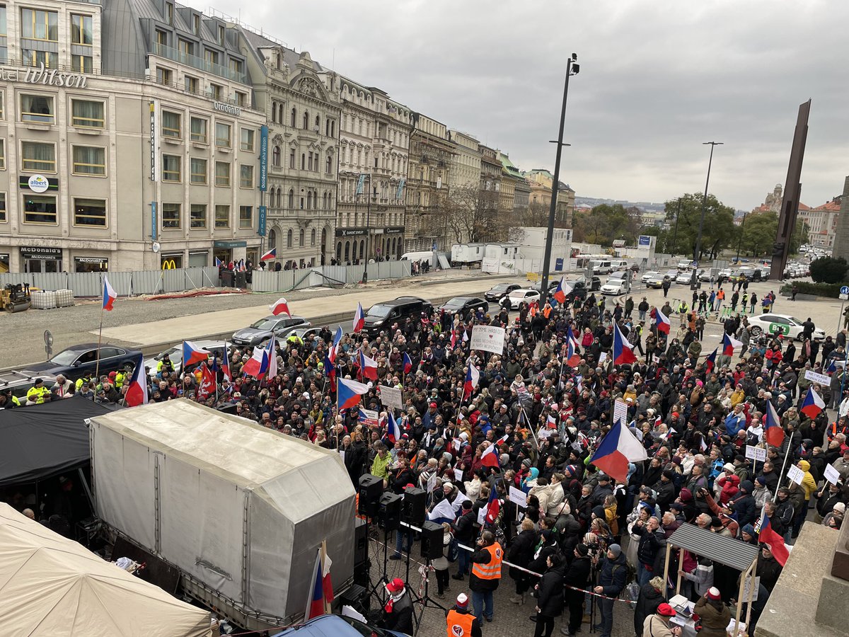 jarohroch's tweet photo. Vrábel a spol. svolali na dnešek demonstraci k Národnímu muzeu. Vadí jim ukrajinská vlajka. “Symbol nesuverenity a ukrajinizace českého národa,” stojí na jednom transparentu.

Muzeum chtělo mít den otevřených dveří. Z obav o bezpečnost to radši o týden posunuli. @SeznamZpravy https://t.co/5bQd9Ewup4
