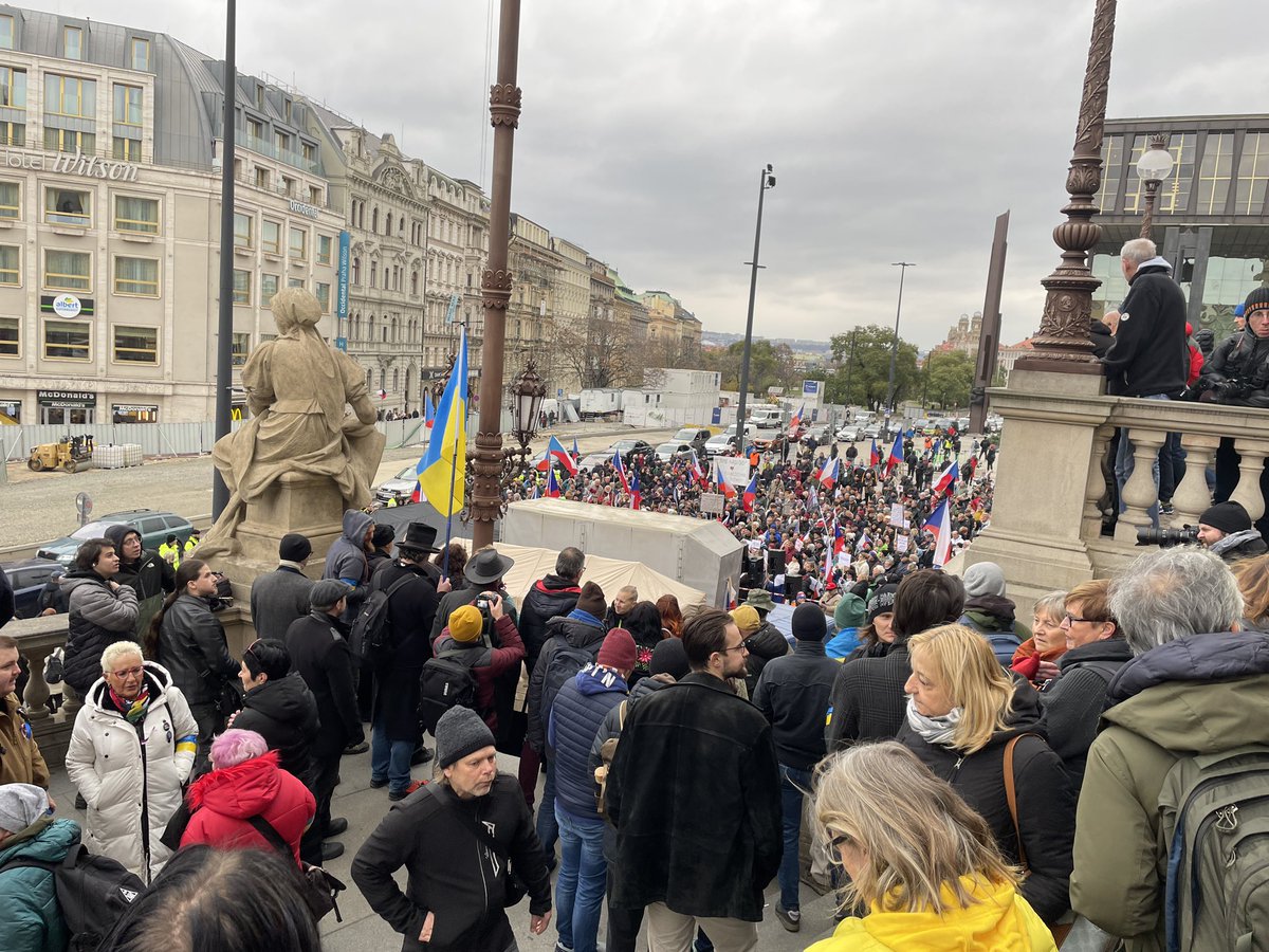 jarohroch's tweet photo. Vrábel a spol. svolali na dnešek demonstraci k Národnímu muzeu. Vadí jim ukrajinská vlajka. “Symbol nesuverenity a ukrajinizace českého národa,” stojí na jednom transparentu.

Muzeum chtělo mít den otevřených dveří. Z obav o bezpečnost to radši o týden posunuli. @SeznamZpravy https://t.co/5bQd9Ewup4