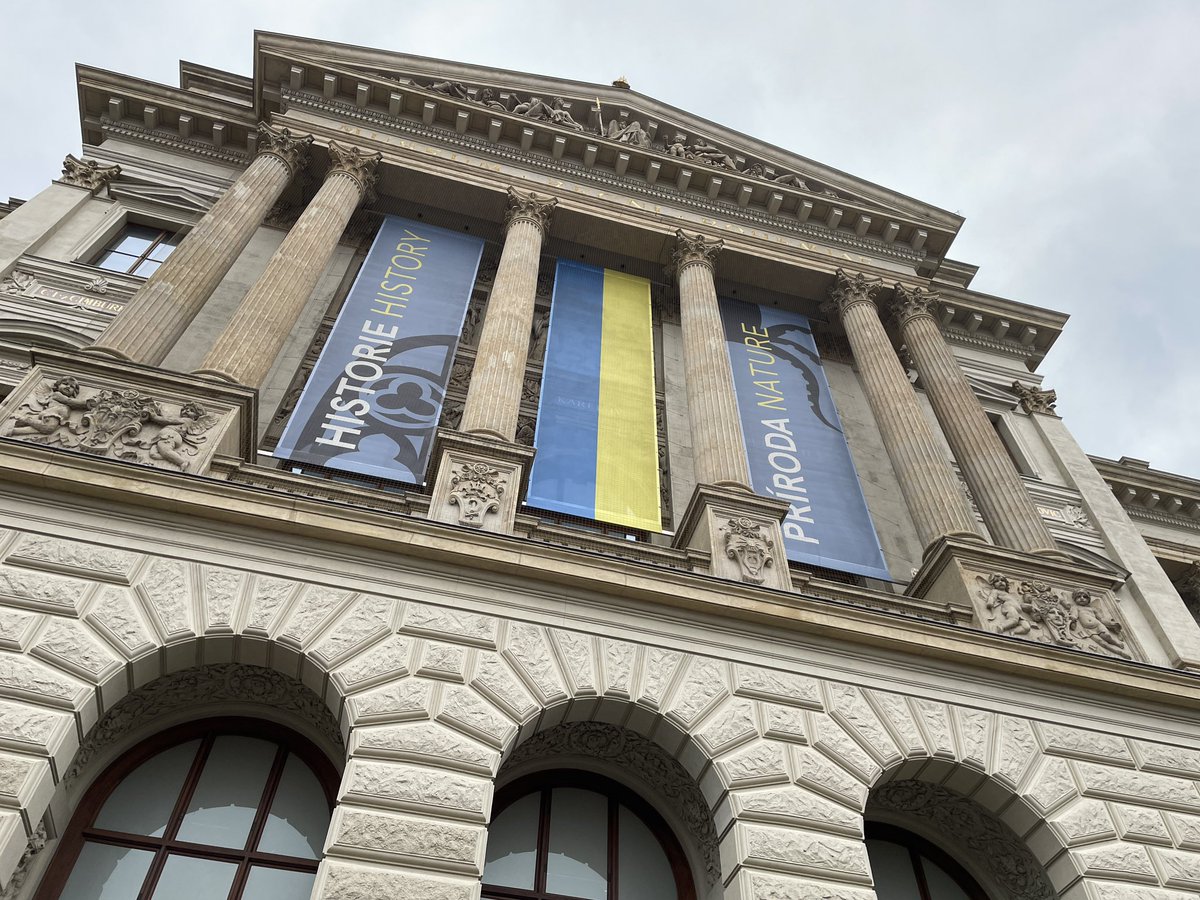 jarohroch's tweet photo. Vrábel a spol. svolali na dnešek demonstraci k Národnímu muzeu. Vadí jim ukrajinská vlajka. “Symbol nesuverenity a ukrajinizace českého národa,” stojí na jednom transparentu.

Muzeum chtělo mít den otevřených dveří. Z obav o bezpečnost to radši o týden posunuli. @SeznamZpravy https://t.co/5bQd9Ewup4