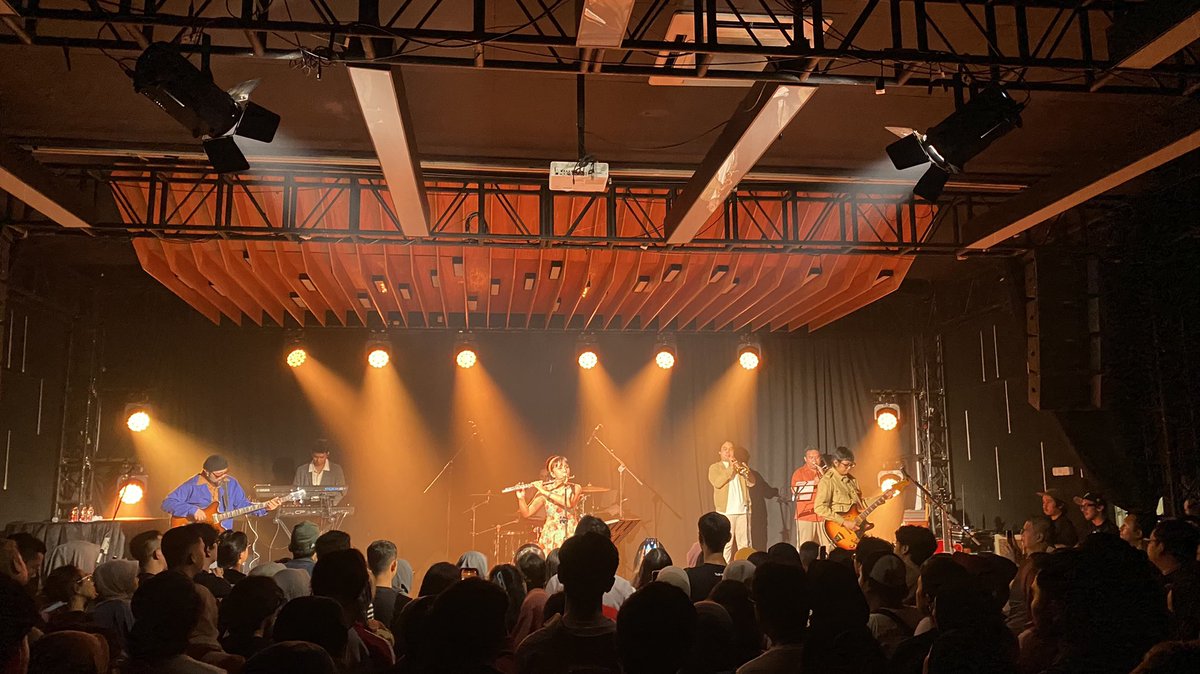 gluluk's tweet photo. Finally keturutan nonton show special ultahnya @moccaofficial 🥹
Udah jadi wishlist dr dulu pgn dateng secret shownya, eh kebetulan tahun ini ultah specialnya ke 25
Happy birthday, Mocca!
Terima kasih lagu2 kalian sudah menemani hari-hariku sejak usiaku 13🥲
Menua bersama Mocca✨ https://t.co/4CWN7pvMVG