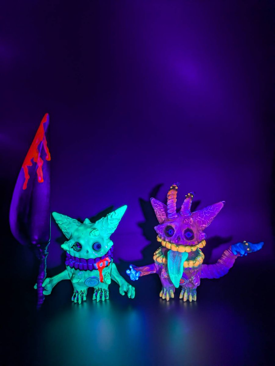 west19832's tweet photo. 本日は楽しみにしていた「GLOW IN THE DARK」へ!
暗闇に無数の蓄光作品が並び幻想的な光景✨✨
同じ組の方々に貴重な作品も見せていただいたりと楽しい時間を過ごせました🤩
初のBUGBUGも最高🙌
#turn_UP_toys
#Spiral__Toys
#onzi_time https://t.co/ZS8paNipdl