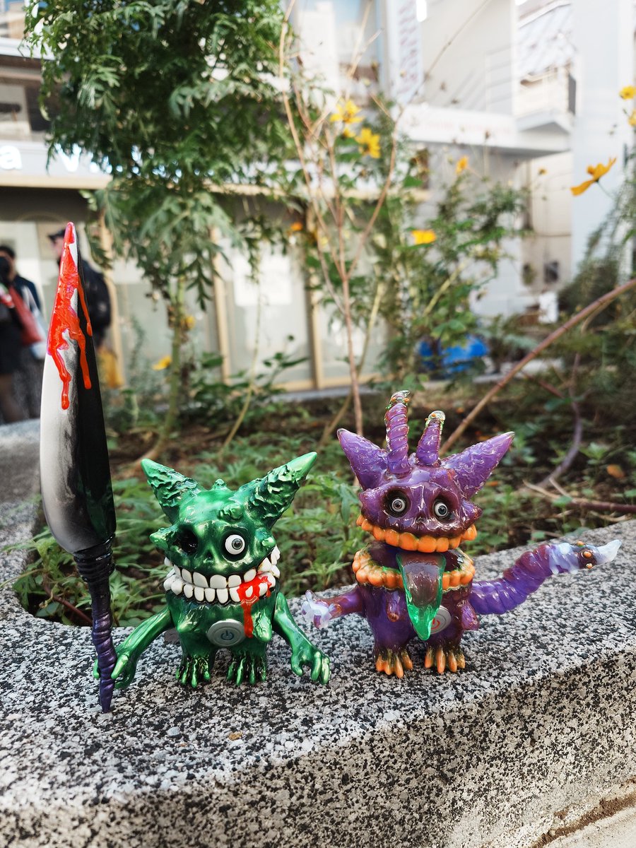 west19832's tweet photo. 本日は楽しみにしていた「GLOW IN THE DARK」へ!
暗闇に無数の蓄光作品が並び幻想的な光景✨✨
同じ組の方々に貴重な作品も見せていただいたりと楽しい時間を過ごせました🤩
初のBUGBUGも最高🙌
#turn_UP_toys
#Spiral__Toys
#onzi_time https://t.co/ZS8paNipdl