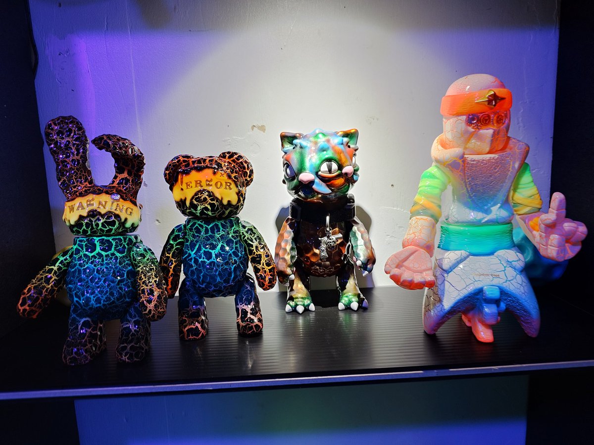 west19832's tweet photo. 本日は楽しみにしていた「GLOW IN THE DARK」へ!
暗闇に無数の蓄光作品が並び幻想的な光景✨✨
同じ組の方々に貴重な作品も見せていただいたりと楽しい時間を過ごせました🤩
初のBUGBUGも最高🙌
#turn_UP_toys
#Spiral__Toys
#onzi_time https://t.co/ZS8paNipdl