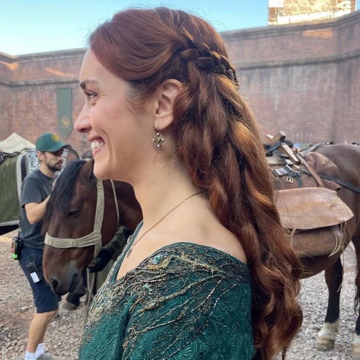 zatanasupremacy's tweet photo. olivia cooke bts from house of the dragon is my favorite https://t.co/0uLSKzM9sa