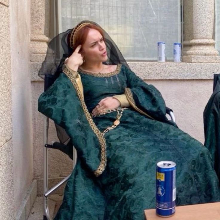 zatanasupremacy's tweet photo. olivia cooke bts from house of the dragon is my favorite https://t.co/0uLSKzM9sa