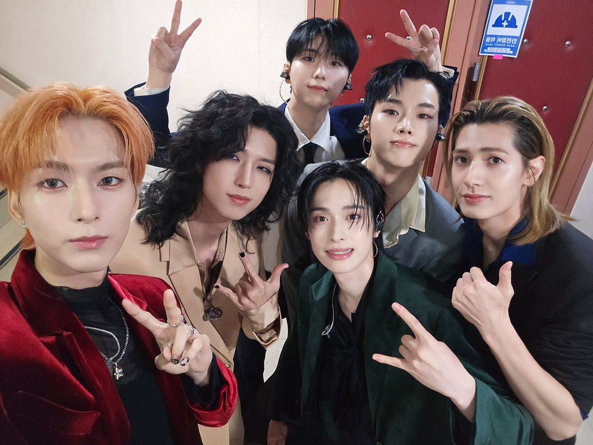 Xdinary Heroes(엑스디너리 히어로즈) Concert
<LIVE and FALL> 

🎆DAY 3

심장을 찢어 놓고 벌써 마지막이라니... 사과해요 나한테!! 😭

엑디즈와 함께 끝까지 달려준 빌런즈들 모두 감사합니다 🩷

#XdinaryHeroes #엑스디너리히어로즈
#LIVE_and_FALL #Concert
#WE_ARE_ALL_HEROES