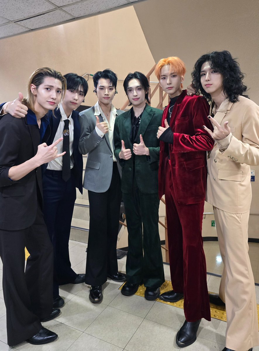 XH_official's tweet photo. Xdinary Heroes(엑스디너리 히어로즈) Concert
<LIVE and FALL> 

🎆DAY 3

심장을 찢어 놓고 벌써 마지막이라니... 사과해요 나한테!! 😭

엑디즈와 함께 끝까지 달려준 빌런즈들 모두 감사합니다 🩷

#XdinaryHeroes #엑스디너리히어로즈
#LIVE_and_FALL #Concert
#WE_ARE_ALL_HEROES https://t.co/Z874HQVvcf