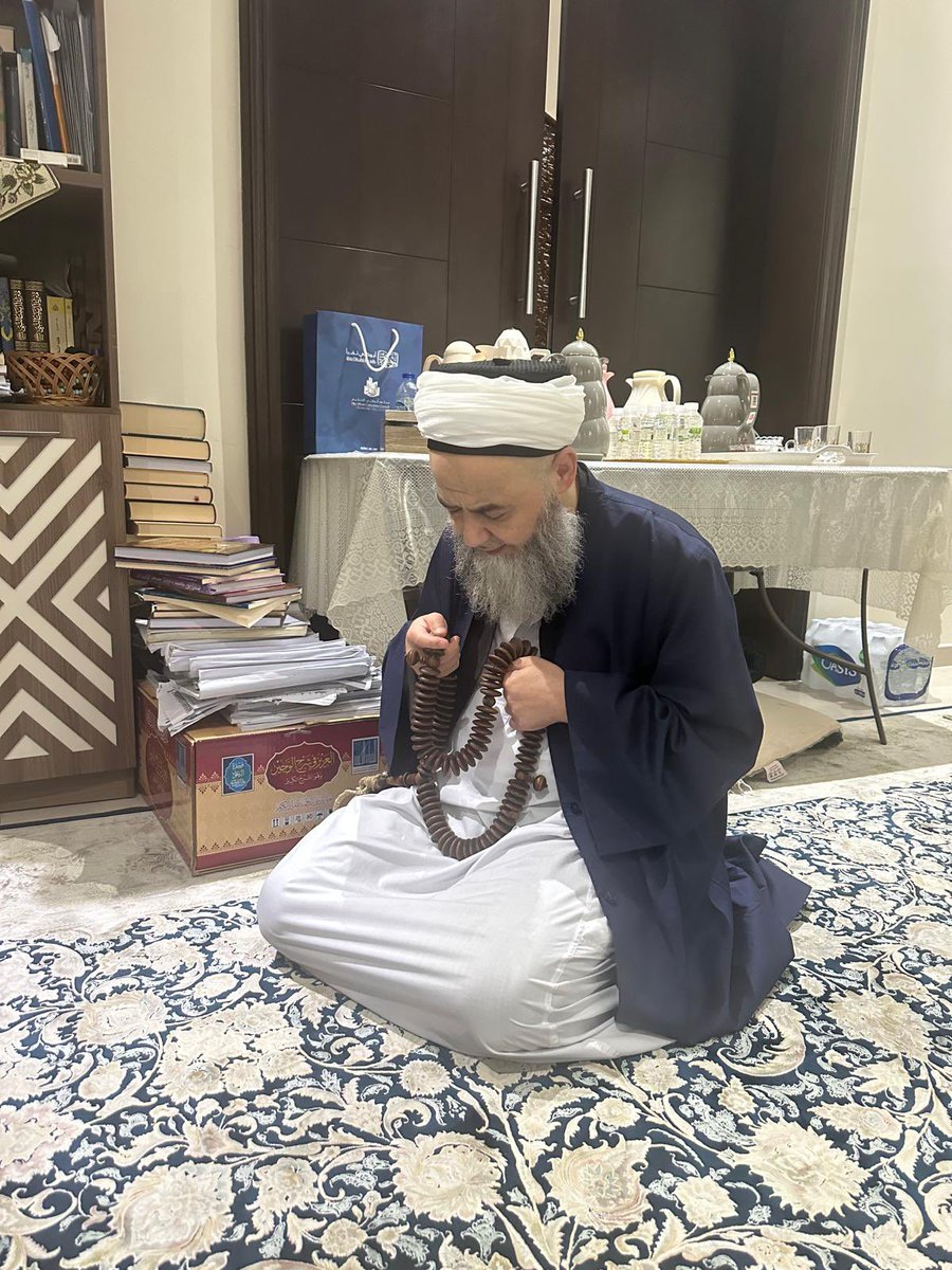 Cübbeli Ahmet Hoca, Dubai’de mukîm olan kadîm dostu ve Şâzelî Şeyhi Muhammed Abdurrab en-Nazzârî Hazretleri’ni tekkesinde ziyâret etti.

Bu zât, Mahmûd Efendi Hazretleri’mizi hiç tanımadığı hâlde onun “Sâhıbü’l-vakt” (Zamânın sâhibi yani Ğavs) olduğunu mânen keşfettiği için