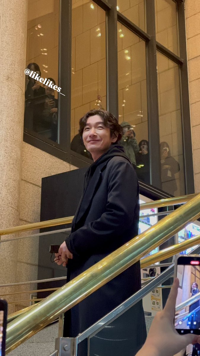 likelikes__'s tweet photo. 11/17 햄릿 막공 퇴길
이렇게 잘 웃다가 그동안 행복했다는 말에 울음터트리는 스누덕에 나도 눈물 광광🥲 https://t.co/oFVPh1j6ie