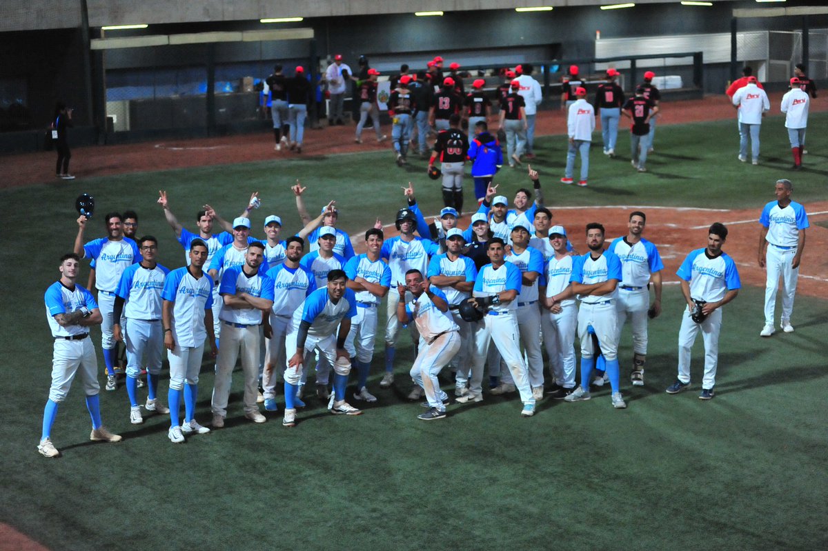 🙌🏻 Argentina da el primer paso venciendo a Perú en un final para el infarto! 

<a href="/losgauchosarg1/">losgauchosarg</a> debutaron en Lima, frente a su par de Perú, definiéndose en extra inning por 2 a 1 favor de Argentina! 🇦🇷⚾️

<a href="/WBSC/">WBSC ⚾🥎</a> <a href="/enardinfo/">Un Logro en Equipo</a> <a href="/SecreTurAmbDep/">Secretaría de Turismo y Ambiente🇦🇷</a>