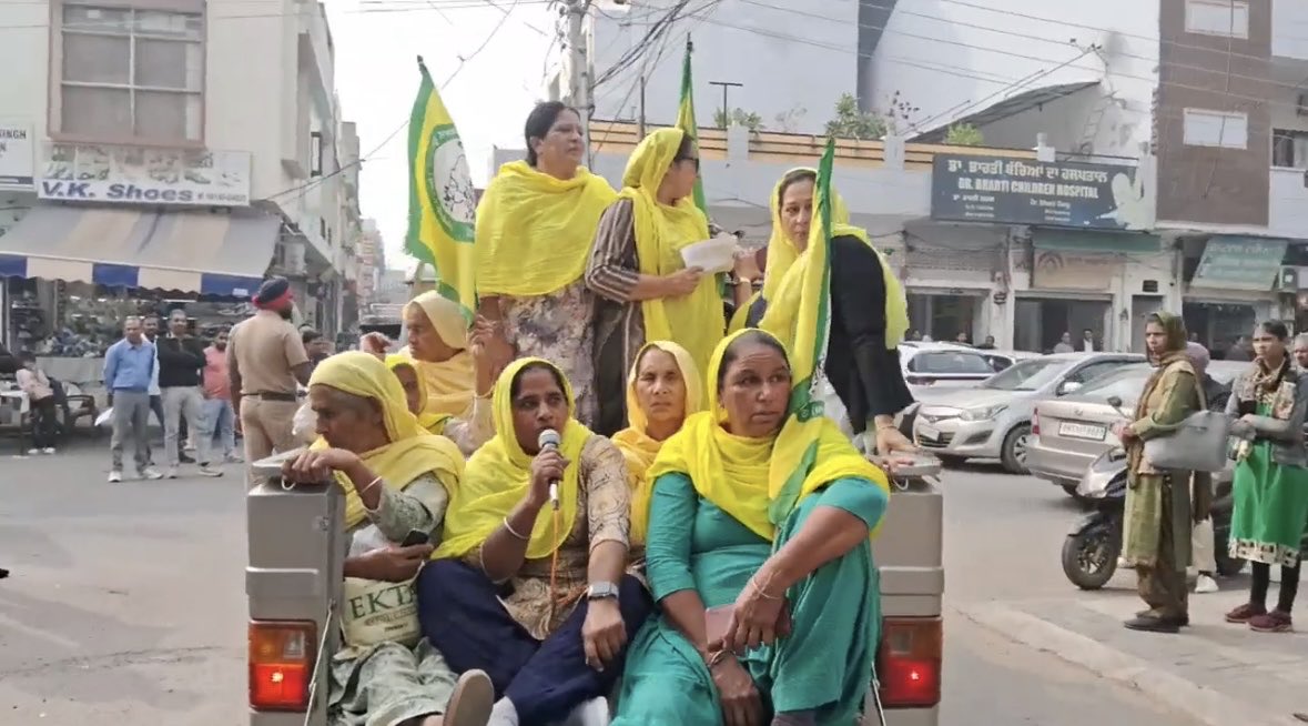 NeelkamalPb's tweet photo. Women wing members of farm organisation #BKUEktaUgrahan raising voice against at Barnala #Punjab against #ProcurementWoes #DAPShortage #PenalAction for #StubbleBurning https://t.co/W6ICXErvn9