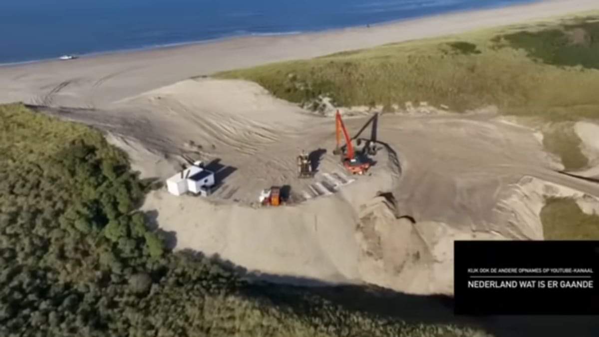 IN WAT VOOR WERELD LEVEN WIJ?

Waterbouwkundigen reageren verbijsterd op gaten in duinen: ‘Onverstandig’
Er worden bij Castricum gaten in de duinen gemaakt ‘om de natuur te herstellen’. Waterbouwkundigen hebben ernstige bedenkingen bij het project, schrijft De Andere Krant.
Zo