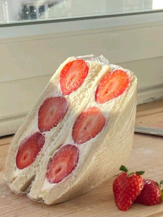 daily_dolce's tweet photo. Strawberry sandwiches 🍓 https://t.co/CgtYc0XdDG