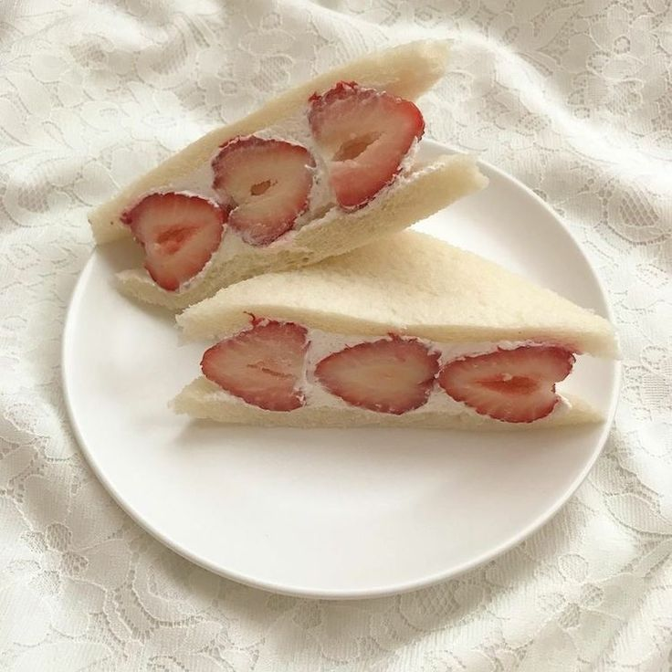 daily_dolce's tweet photo. Strawberry sandwiches 🍓 https://t.co/CgtYc0XdDG