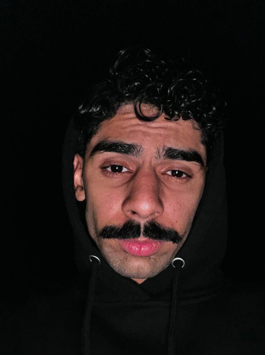 TahaAlef_'s tweet photo. واقعا اگه آخر این هفته رشت نباشم این سبیلارو میزنم. https://t.co/yjRn66eKpn