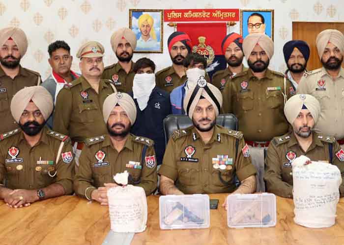 yespunjab's tweet photo. Punjab Police Busts Narco-Arms Smuggling Cartel; 2 Arrested with 3.5kg Heroin, 2 Pistols  https://t.co/L9it0ObdU2

#PunjabPolice #NarcoSmuggling #ArmsSmuggling #AmritsarPolice #DrugSeizure #HeroinSeized #Methaqualone #GlockPistol #CrimeBreakthrough #DGPPunjab #TransBorderSmuggling #PoliceAction #PublicSafety #DrugCartel #Arrested #PunjabNews #AmritsarCrime #NDPSAct #ArmsAct #BreakingNews #PunjabLawEnforcement #PoliceSuccess #CrimePrevention #PunjabDGP