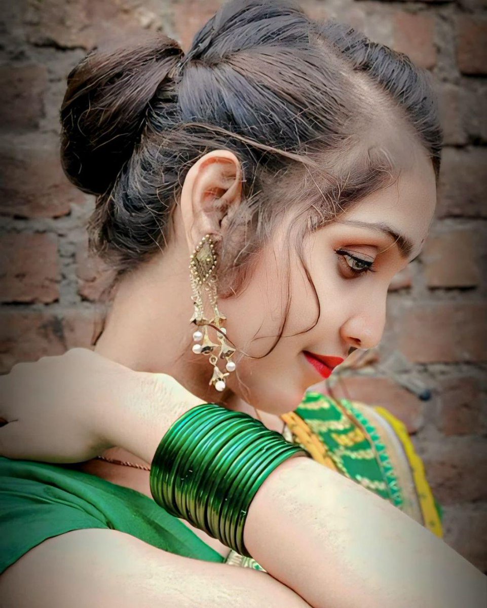 archna381's tweet photo. हरे कांच कि चुड़िया
#KANCH_KI_CHUDIYA 🌸💫💚
#like #coments https://t.co/EmHuhj5g99