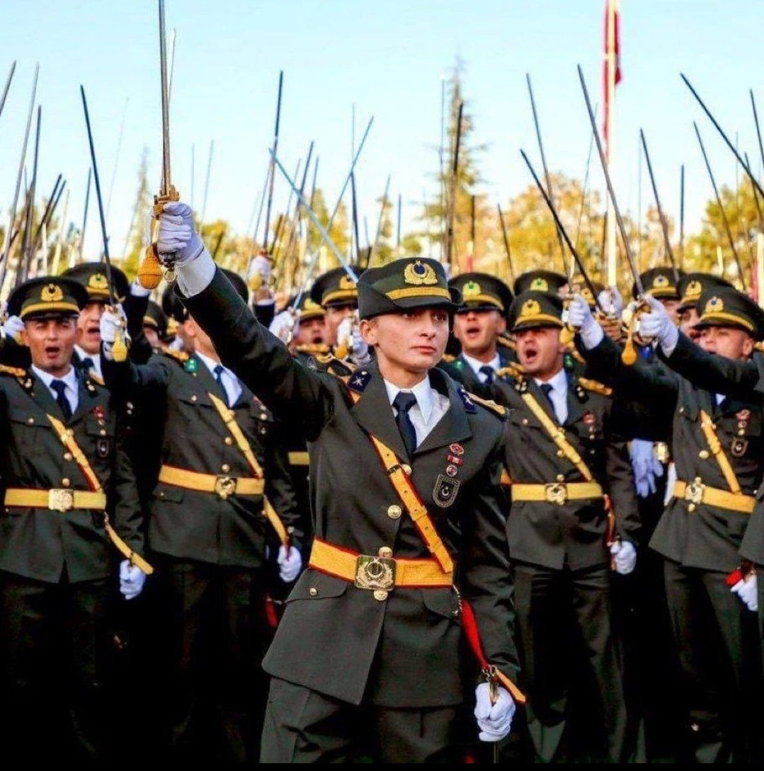 Okudukları için ihraç edilmeleri istenen and bu!
"And içeriz ki; laik demokratik Türkiye Cumhuriyeti'nin bağımsızlığına, ülkenin bölünmez bütünlüğüne, yüce Türk ulusunun namus ve şerefine, aziz vatanın bir karış toprağına uzanacak eller, karşısında bizi bulacak ve kılıçlarımız