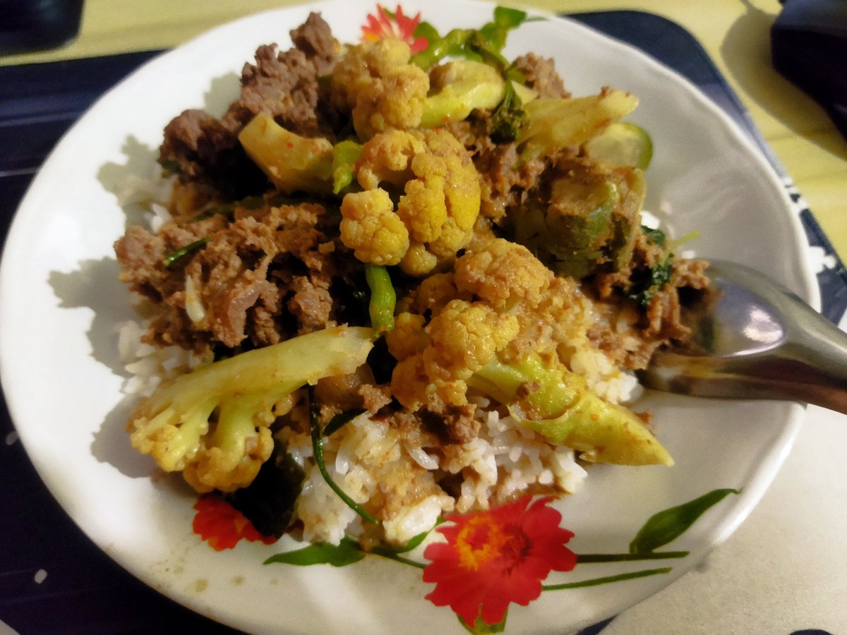 jarivong's tweet photo. วันนี้นึกคึกมาทำ แกงเนื้อสูตรคูณย่า ที่อร่อยไม่ซ้ำเพราะผมจำสูตรไม่ค่อยได้55555
#Guppeat #Lucenes #OwlEATYou
#ZONATA #SigmaFangs #Lapiuu
#Fumicook #ElveneYummy https://t.co/m0HQRS4ktY