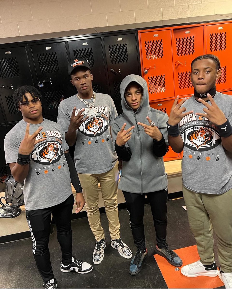 MstrHairStylist's tweet photo. BELLEVILLE Class of 2025’

⭐️FINISHED WITH 50-4. 
⭐️⭐️27-0 on home field⭐️
Never lost a game at home in 4years.. 
3 state shows. 2x’s State champs 4x district champs 3x regional champs 3x KLAA champs Brothers forever.. they deserve their flowers! #bellevillefootball https://t.co/KiExPxMhr7