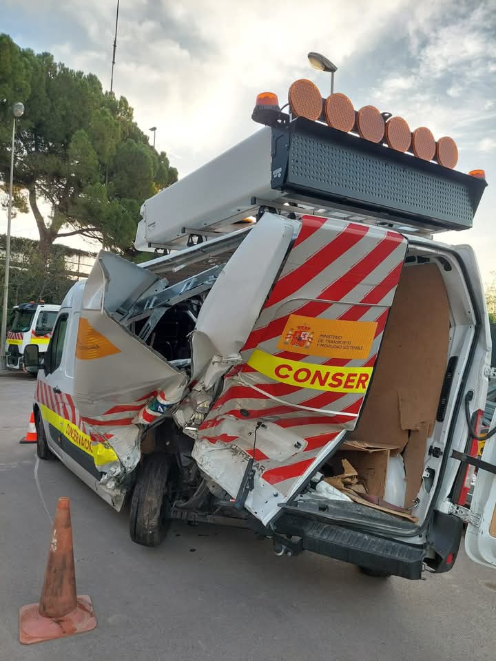 Israel (@navarex47500) on Twitter photo Otro accidente de un #operariosCOEX. Esta vez en la #AP7 en #MolinsdeRey.
Lamentablemente está en la UCI muy grave.
Para todos los que dicen que nuestro trabajo no tiene PELIGROSIDAD.
Recupérate pronto, compañero 💪🏼
facebook.com/share/1AV7Fz7X…
<a href="/oscar_puente_/">Oscar Puente</a> <a href="/transportesgob/">Ministerio Transportes y Movilidad Sostenible</a> Otro accidente de un #operariosCOEX. Esta vez en la #AP7 en #MolinsdeRey.
Lamentablemente está en la UCI muy grave.
Para todos los que dicen que nuestro trabajo no tiene PELIGROSIDAD.
Recupérate pronto, compañero 💪🏼
facebook.com/share/1AV7Fz7X…
<a href="/oscar_puente_/">Oscar Puente</a> <a href="/transportesgob/">Ministerio Transportes y Movilidad Sostenible</a>