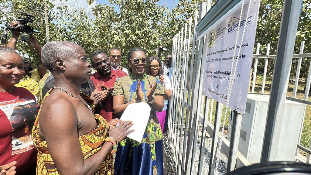GIFECGhana's tweet photo. Hon. Ursula Owusu-Ekuful, Minister for Communications & Digitalisation has commissioned 3 Rural Telephony Sites in Anunso, Awaham & Bouya, Ashanti Region—bringing connectivity closer to rural communities.
#GRTDIP
#GIFECTelephony
#RCOM https://t.co/c6ly5EHvNs