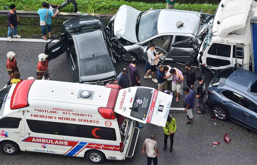 KL_Reporter's tweet photo. Several vehicles including a lorry were involved in a pile-up accident on the Kepong-Gombak route after the Batu Caves roundabout on the Middle Ring Road 2, Kuala Lumpur, during heavy rain this afternoon. No fatality was reported - pixs KamaruzamanYaacob #MRR2 https://t.co/8bVu5qsl0s