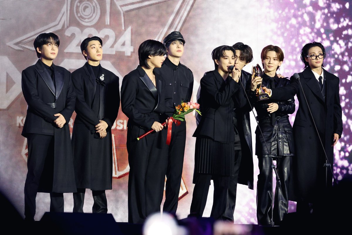 Daesang é uma das categorias mais importantes do KGMA. Hoje, o #ATEEZ conquistou esse prêmio pela 1ª vez e se torna o primeiro grupo de kpop da 4ª geração a recebê-lo! No atiny day! 

CONGRATULATIONS ATEEZ
#ATEEZ_1stDAESANG #에이티즈 #에이티즈_KGMA대상_축하해