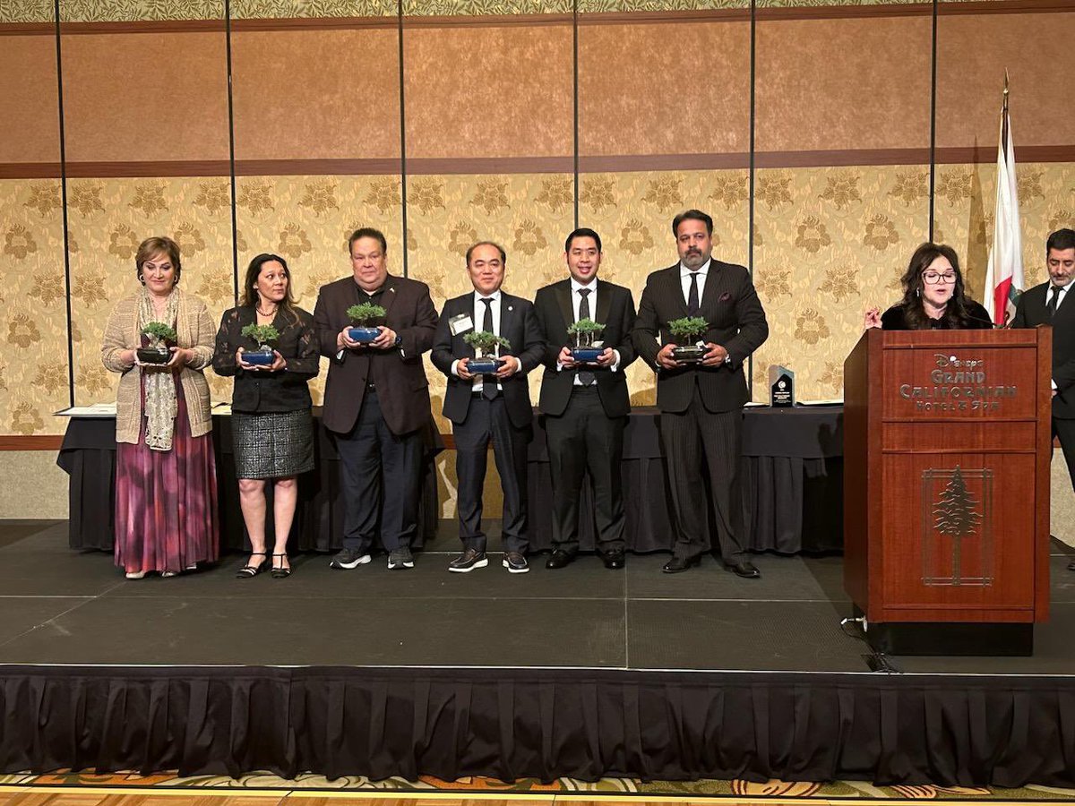 SulimanBasir's tweet photo. Honored to be recognized as a Community Leader at the Asian American Business Association’s 2024 Business Award Gala. Thank you to the association for this recognition. I look forward to continuing our work together to support and grow our communities. https://t.co/pb6GJJHZgB