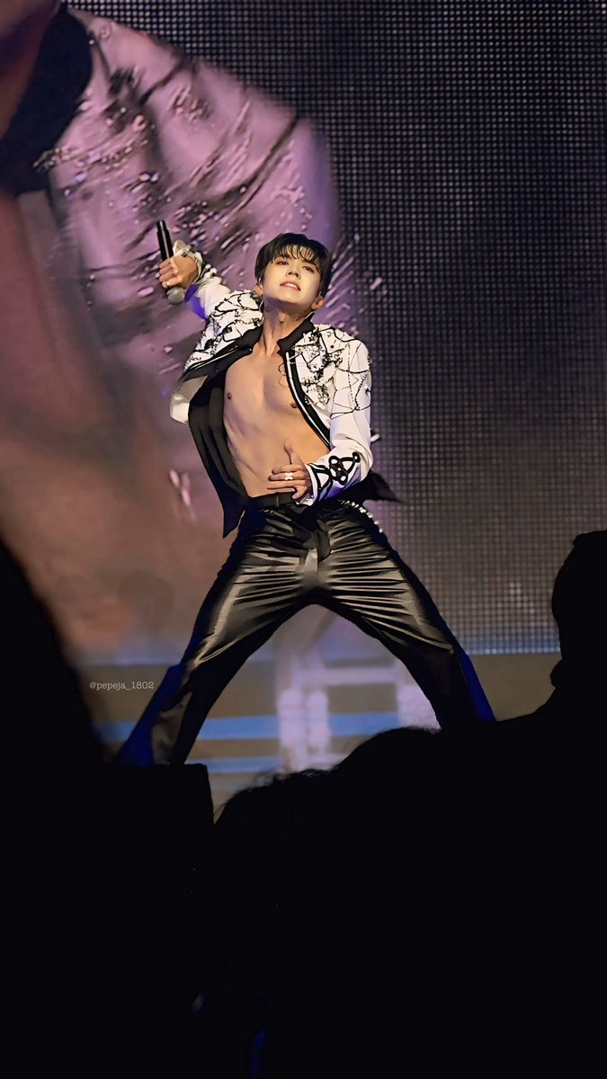 이거 왤케 그림같지? 몸선 근육 손끝 이런 것도 그렇지만 얼굴이.. 눈코입 다 어쩜 이래 앙각이 괜한 말이 아니었어