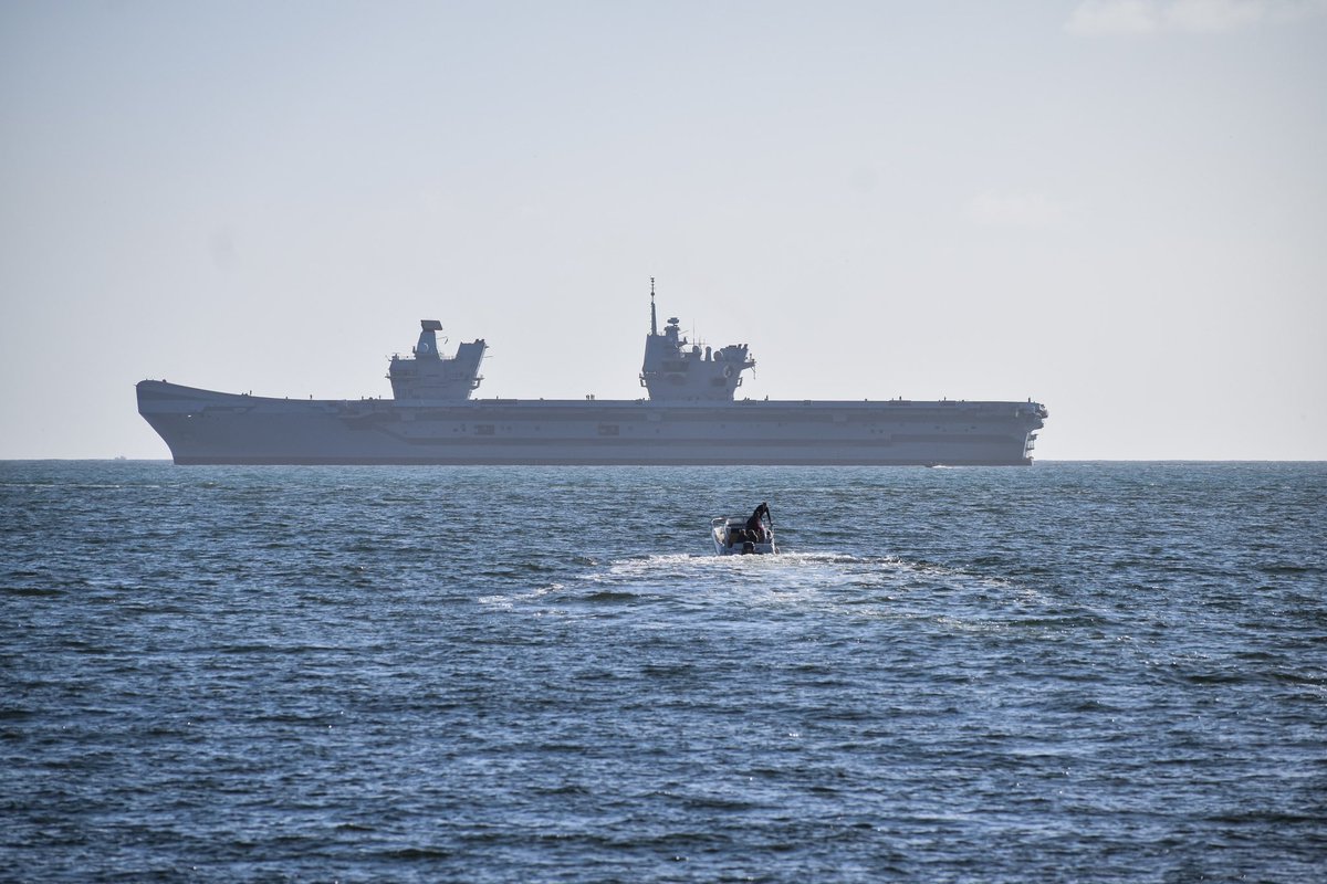 28_Photography's tweet photo. Royal Navy HMS Queen Elizabeth seen off Kingswear, Devon. 

📸 - 26th October 2024

@HMSQNLZ #AircraftCarrier https://t.co/mV3wzIksCW