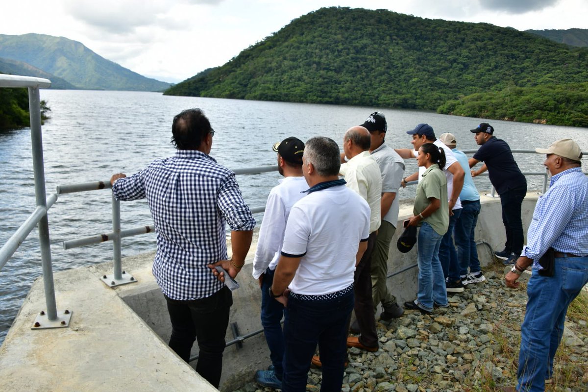ADR_Colombia's tweet photo. Desde el embalse El Cercado, La Guajira, el presidente de la ADR @CesarPachonAgro, junto al equipo técnico, @LAGUAJIRAGOB, @jaiaguilar, y los alcaldes de @AlcaldiaDistra_, @AlcaldiaFca y @ASanJuanGuajira, realizaron recorrido para evaluar el nivel del agua  y el caudal del río. https://t.co/SmqfOKtmrU