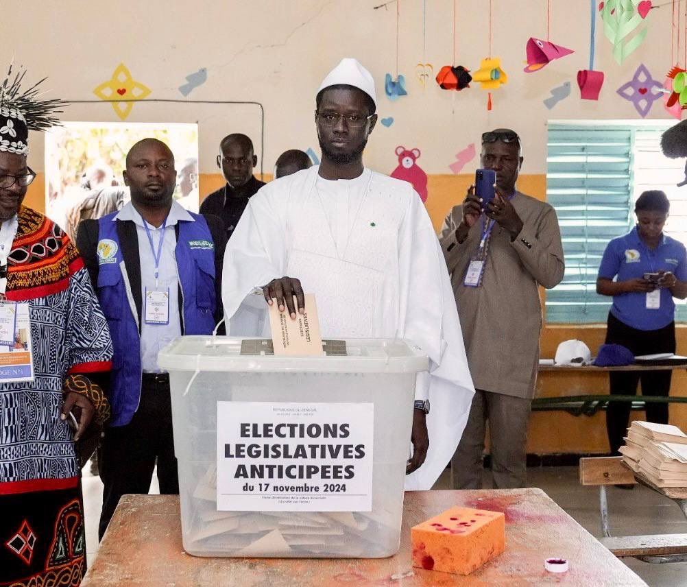 PR_Senegal's tweet photo. Le Président @PR_Diomaye s’est rendu à Ndiaganiao ce dimanche pour accomplir son devoir civique. Il a lancé un appel à la classe politique, l’exhortant à faire preuve de sérénité, à privilégier la paix et à respecter la volonté populaire, qui s’exprimera à travers les urnes. https://t.co/nDAWSrW6A7