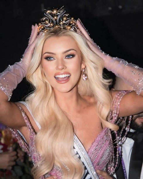 Esta es Miss Dinamarca, quien acaba de ser coronada Miss Universo. Es el efecto Trump en acción. Si Kamala hubiera ganado, el premio habría sido para una transgénero gordo de 40 años.🎯