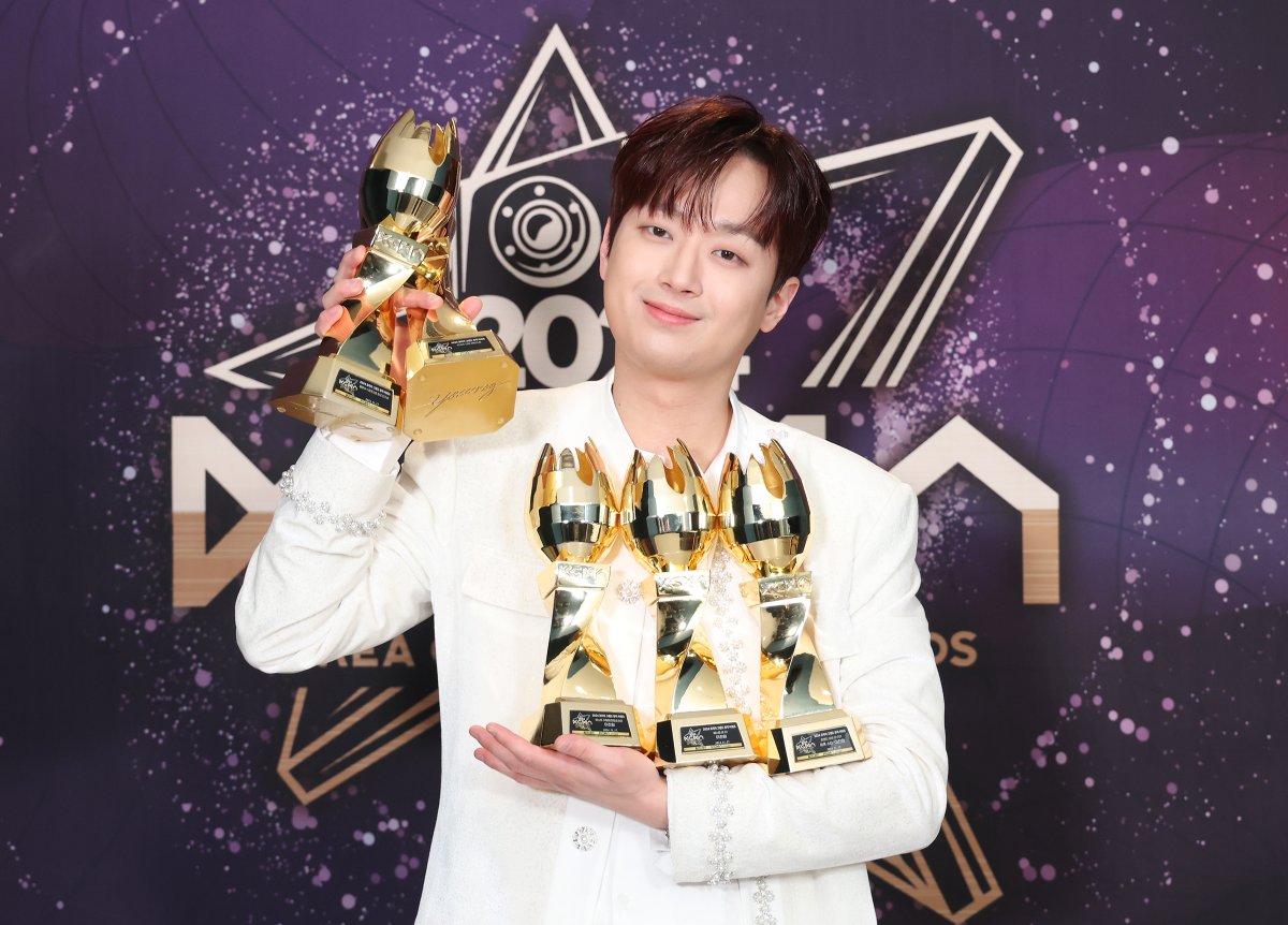 [#KGMA 2024]

#베스트송 #베스트어덜트컨템포러리 #트렌드오브더이어트롯스타 #디거스디깅아티스트 #최고인기상
주인공 #이찬원
수상을 진심으로 축하드립니다! 🎊☺️

이찬원님의
멋진 무대와 레드카펫 비주얼
빛나는 순간을 확인하세요!📸

📱isplus.com/article/view/i…

#이찬원 #LeeChanwon

#KGMA