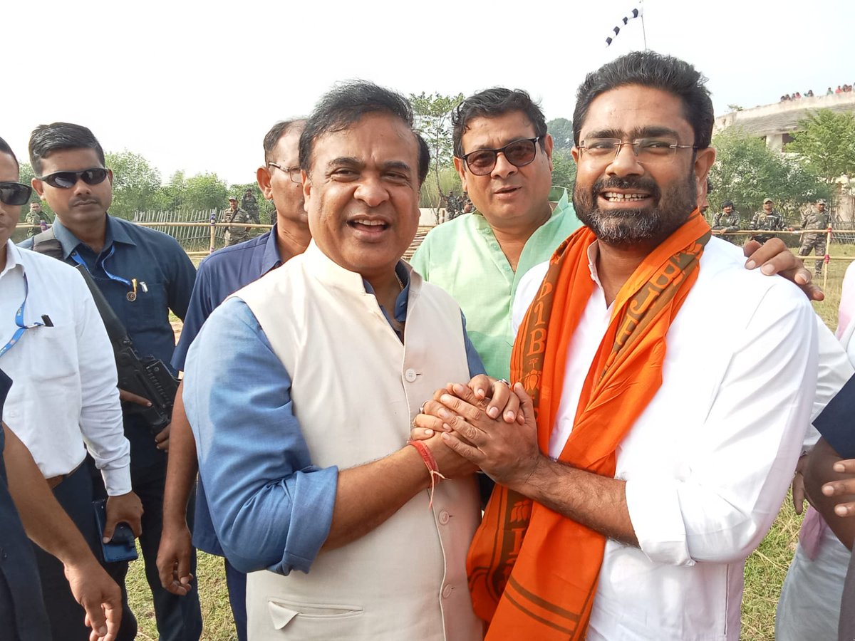 mayur_jha's tweet photo. असम के माननीय मुख्यमंत्री एवं  झारखंड चुनाव के सह प्रभारी श्री @himantabiswa जी एवं प्रदेश अध्यक्ष @yourBabulal जी के नेतृत्व में आज भाजपा का दामन थामा। आदरणीय प्रधानमंत्री श्री नरेंद्र मोदी जी के कुशल नेतृत्व में हम सब मिलकर झारखंड में रोटी, माटी एवं बेटी को बचाने के लिए दृढ़  संकल्पित हैं l