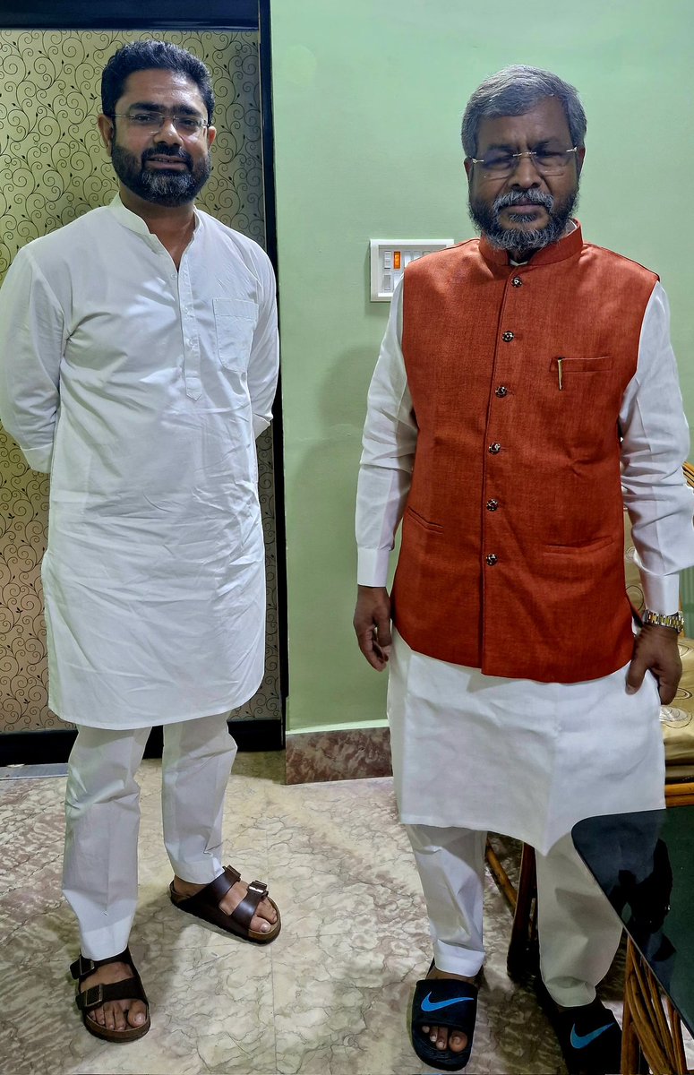 असम के माननीय मुख्यमंत्री एवं  झारखंड चुनाव के सह प्रभारी श्री <a href="/himantabiswa/">Himanta Biswa Sarma</a> जी एवं प्रदेश अध्यक्ष <a href="/yourBabulal/">Babulal Marandi</a> जी के नेतृत्व में आज भाजपा का दामन थामा। आदरणीय प्रधानमंत्री श्री नरेंद्र मोदी जी के कुशल नेतृत्व में हम सब मिलकर झारखंड में रोटी, माटी एवं बेटी को बचाने के लिए दृढ़